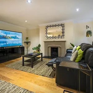 https://pass-the-keys-fab-townhouse-near-queens-with-huge-tv-recliners.belfasthotelsireland.com